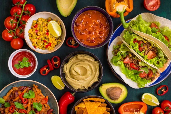 Смешанная мексиканская еда — стоковое фото
