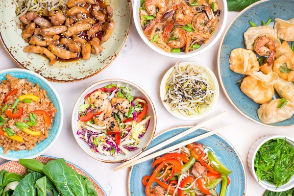 Comida china en una mesa blanca — Foto de Stock