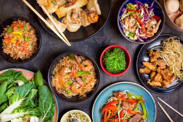 Comida chinesa em uma mesa escura — Fotografia de Stock