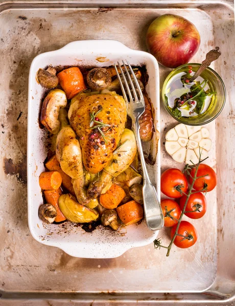 Whole baked juicy chicken — Stock Photo, Image
