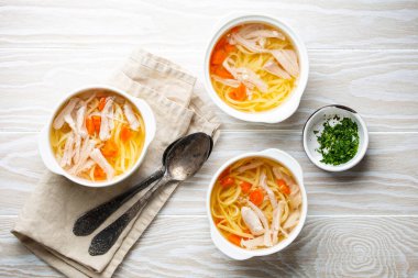 Geleneksel tavuk çorbası.