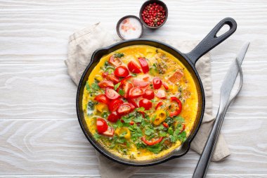 Yumurta ve sebzeli İtalyan omleti.