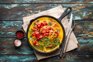 Yumurta ve sebzeli İtalyan omleti.