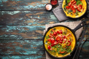 Yumurta ve sebzeli İtalyan omleti.