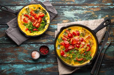 Yumurta ve sebzeli İtalyan omleti.