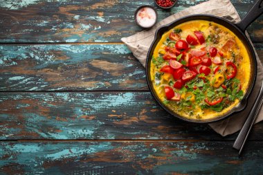 Yumurta ve sebzeli İtalyan omleti.