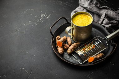 Sağlıklı zerdeçal süt içeceği