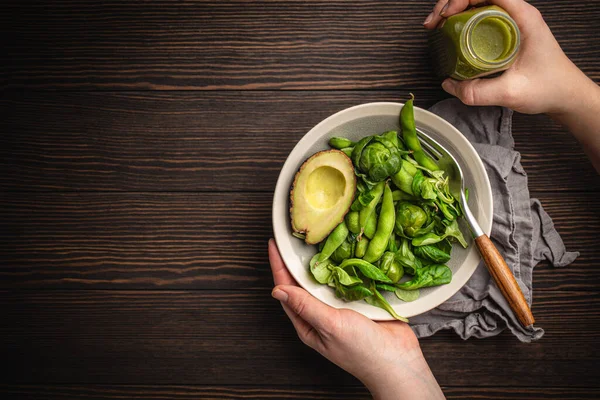 Grön hälsosam sallad och smoothie — Stockfoto