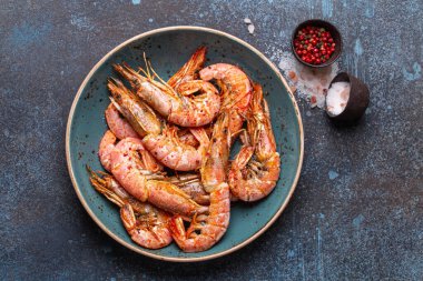 Kasede tam pişmiş karides.