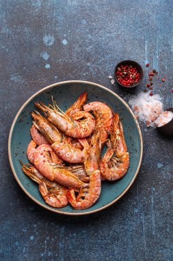 Kasede tam pişmiş karides.