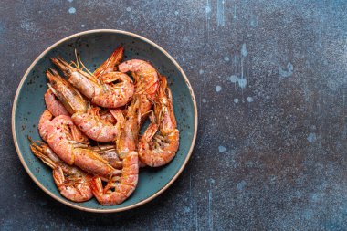 Kasede tam pişmiş karides.