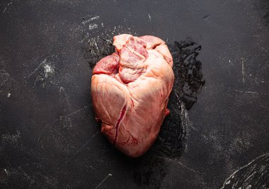 Esmer arka planda çiğ et ya da domuz kalbi.