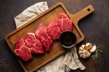 Pişmemiş et küpleri yahni için.