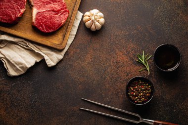 Tahtada iki çiğ et var.