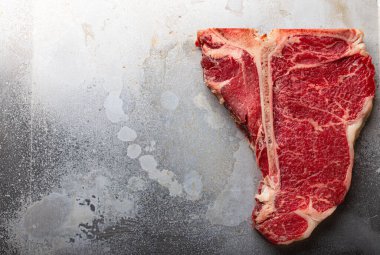 Yukarıdan alüminyum tepside çiğ biftek.