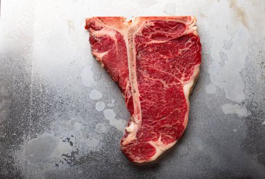 Yukarıdan alüminyum tepside çiğ biftek.