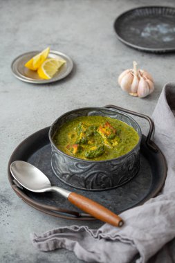 Hint yemeği Palak Paneer gri taş masada kasede