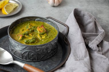 Hint yemeği Palak Paneer gri taş masada kasede