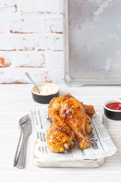 Roasted or grilled chicken legs drumsticks — Stock Photo, Image