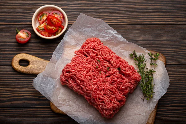 Obearbetat malet kött med matlagningsingredienser ovanifrån — Stockfoto