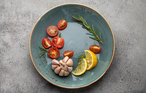 Cucina degli alimenti ingredienti sani sul piatto dall'alto — Foto Stock