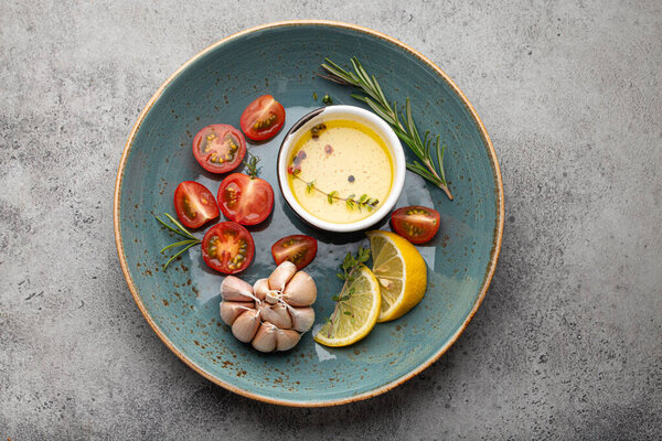 Пищевые продукты здоровые ингредиенты на тарелке сверху