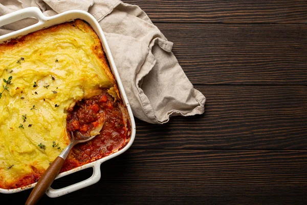 Traditionele Britse schotel Shepherds taart ovenschotel van boven kopieerruimte — Stockfoto