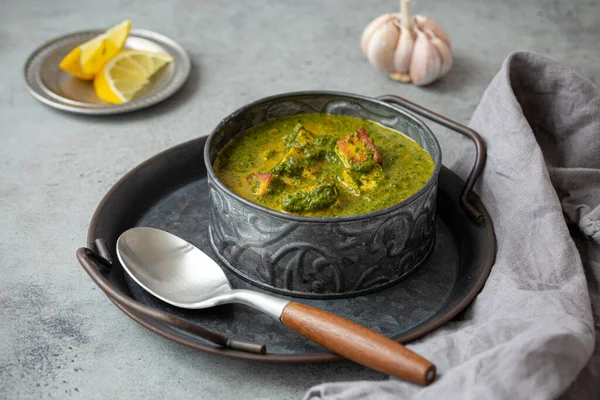 Mancare indiana Palak Paneer in castron pe masa de piatra gri — Fotografie, imagine de stoc