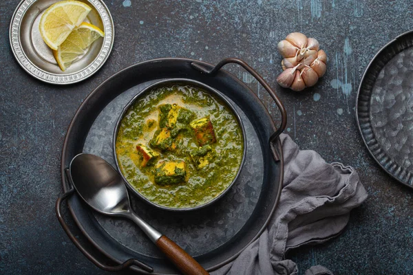 Indian danie Palak Paneer w misce na kamiennym stole rustykalnym — Zdjęcie stockowe