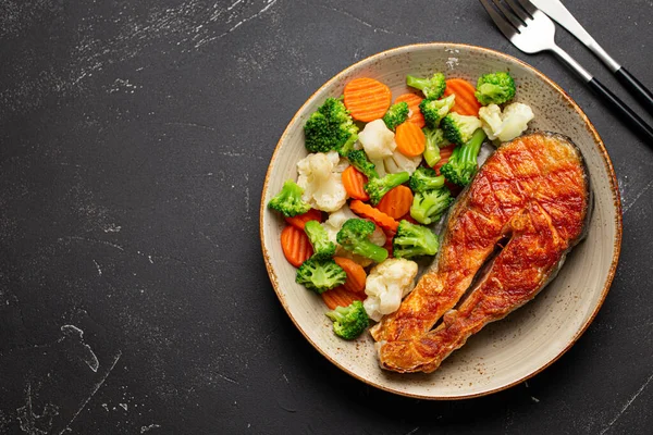 Gegrilltes Lachssteak mit Gemüsesalat von oben — Stockfoto