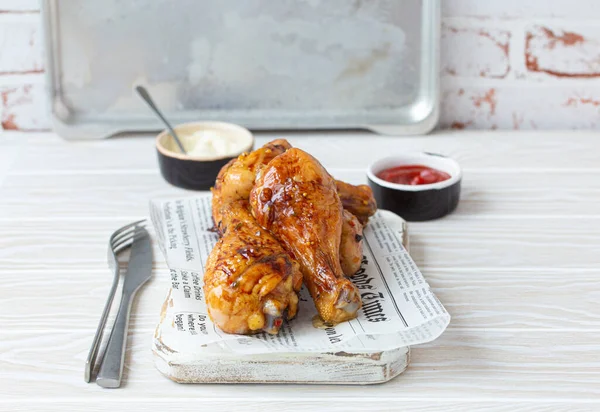 Roasted or grilled chicken legs drumsticks — Stock Photo, Image