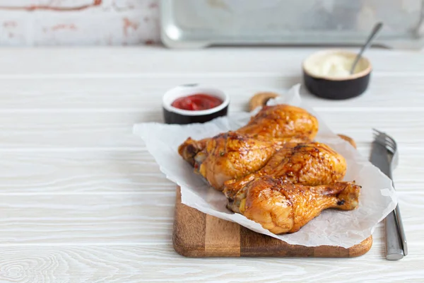 Roasted or grilled chicken legs drumsticks — Stock Photo, Image