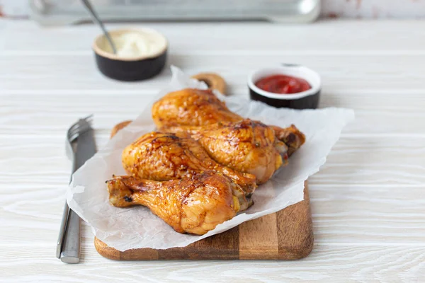 Roasted or grilled chicken legs drumsticks — Stock Photo, Image
