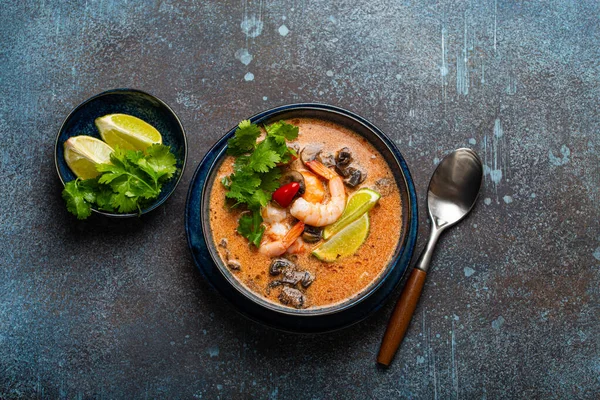 Thailändische Suppe Tom Yum mit Meeresfrüchten in Schüssel von oben — Stockfoto