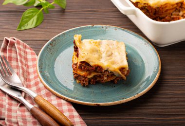 Geleneksel İtalyan lazanyası ahşap masada.