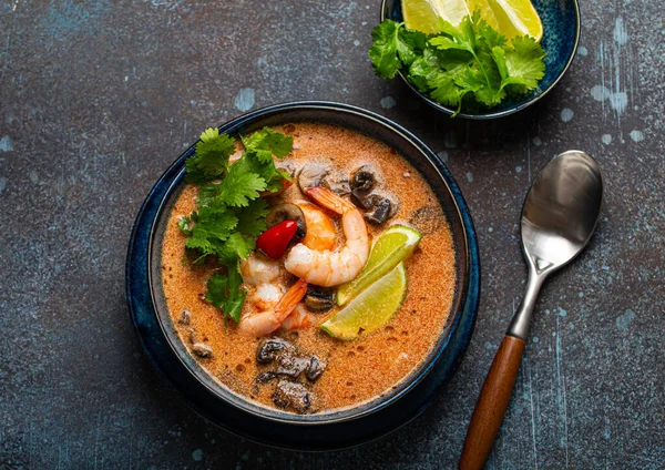 Thajská polévka Tom Yum s mořskými plody v misce shora — Stock fotografie