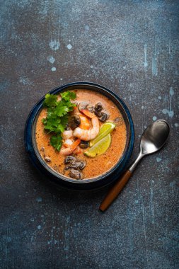 Tay çorbası Tom Yum ve deniz mahsulleri yukarıdan geliyor.