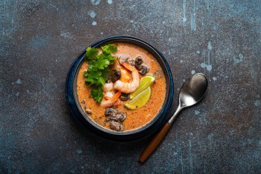 Tay çorbası Tom Yum ve deniz mahsulleri yukarıdan geliyor.
