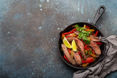 Meksika yemeği fajitaları fotokopi alanının yukarısından dökme demir tavada