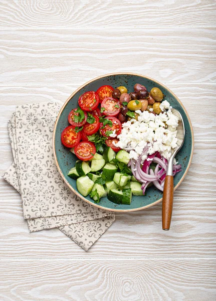 Grekisk sallad med grönsaker och fetaost från ovan — Stockfoto