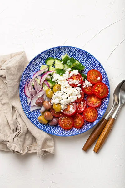 Görög saláta zöldségekkel és feta sajttal felülről — Stock Fotó