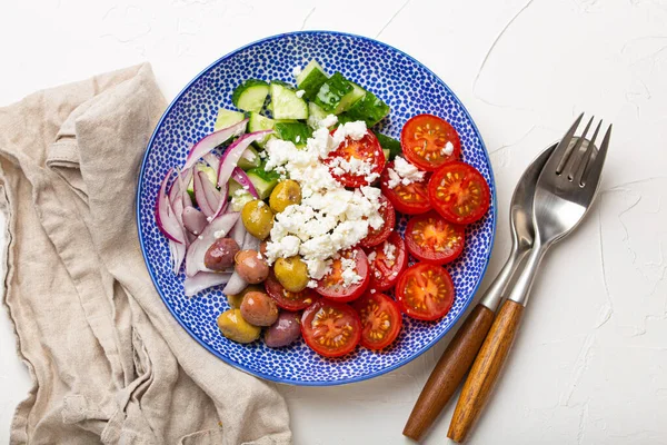 Griechischer Salat mit Gemüse und Feta von oben — Stockfoto