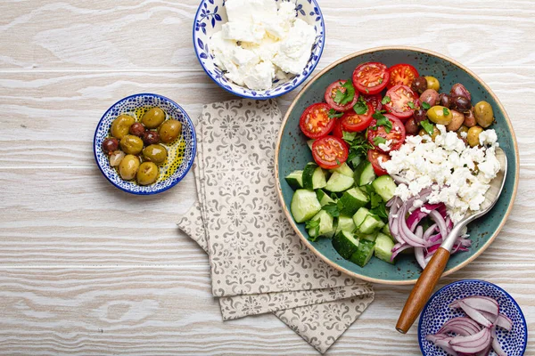 Salată grecească cu legume și brânză feta de deasupra spațiului de copiere — Fotografie, imagine de stoc