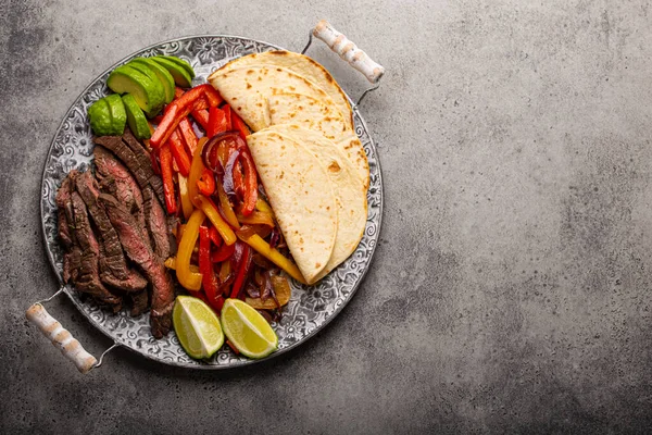 Piatto messicano fajitas di manzo con tortillas da sopra spazio copia — Foto Stock