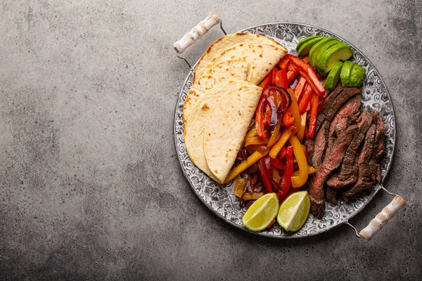 Meksika yemeği sığır eti fajitası ve üst fotokopi alanından tortilla. — Stok fotoğraf