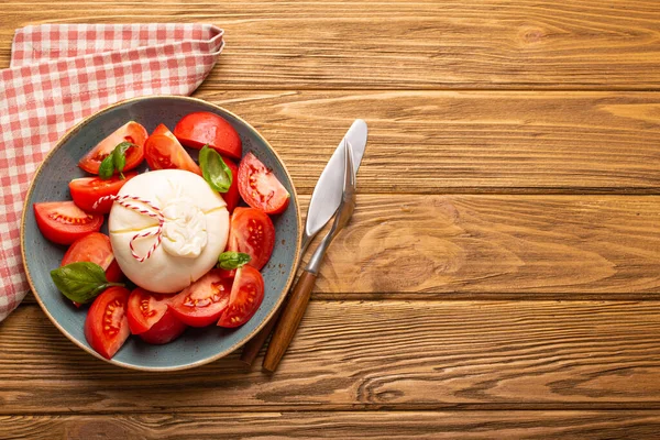 Salada com queijo burrata e tomates de cima espaço de cópia — Fotografia de Stock