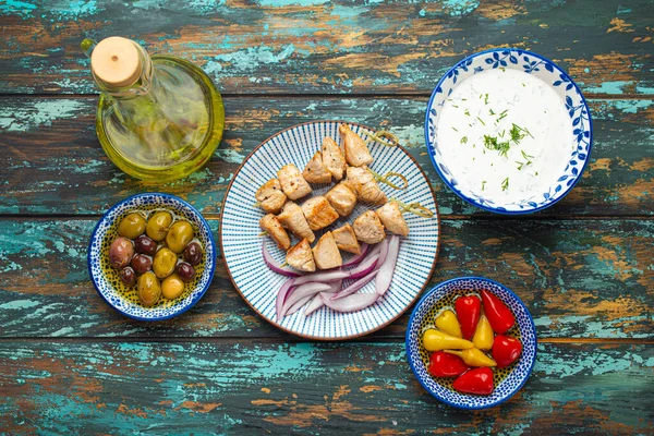 Souvlaki grego e aperitivos de cima — Fotografia de Stock