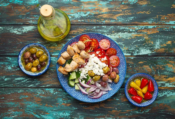 Греческий салат и мясо сувлаки сверху — стоковое фото