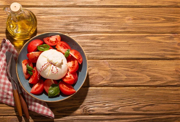 Salat mit Burrata-Käse und Tomaten von oben — Stockfoto