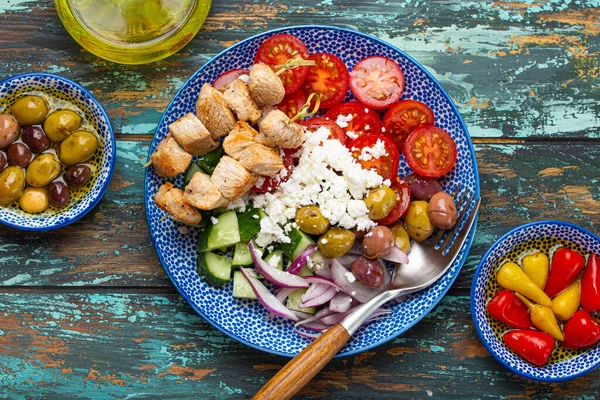 Insalata greca e souvlaki di carne dall'alto — Foto Stock